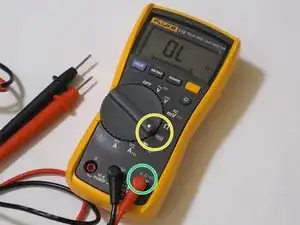 Probando la continuidad de un cable de corriente