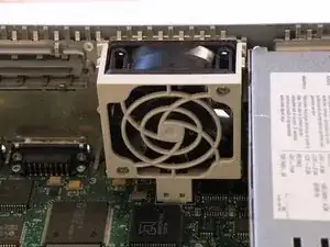 Desmontando el ventilador del sistema del Macintosh IIsi
