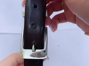 Cómo añadir un agujero a un cinturón