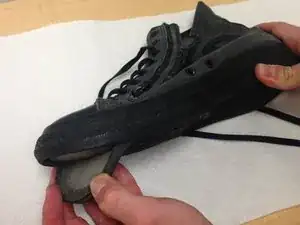Cómo reconectar la suela de un zapato