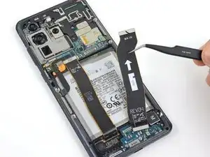 Extracción del cable flexible del Samsung Galaxy S20