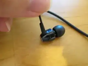 Reparación del ojal de los auriculares Brainwavz M5 entre el cable y el auricular