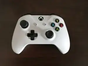 Cómo limpiar unos gatillos pegajosos en un mando inalámbrico de la Xbox One Modelo 1708
