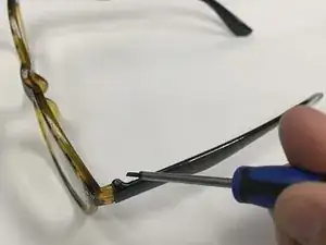 Cómo arreglar unas patillas flojas en unas gafas de lectura con montura de plástico