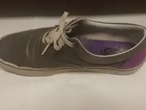 Cómo Reparar un Agujero en la Suela de un Zapato