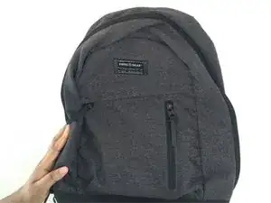 Cómo volver a colocar el asa de una mochila
