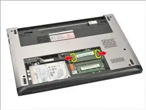 Extracción del módulo de memoria Dell Vostro V131