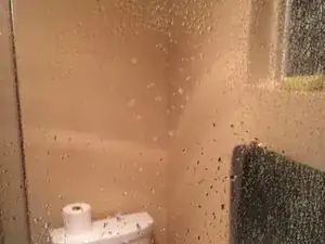 Cómo quitar las manchas de agua dura de la puerta de la ducha de vidrio