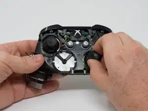 Sustitución de las Tapas de Joystick del Mando (Controlador) Inalámbrico de la Xbox One Model 1708