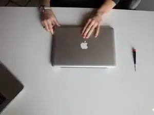 Extracción del disco duro de MacBool Pro