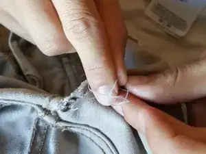 Cómo arreglar un agujero en los pantalones caqui