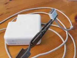 Cómo Reparar la Conexión Magnética de un Cargador MagSafe de Apple