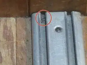 Como realinear la puerta corrediza de un armario