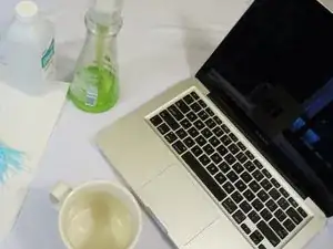 Como arreglar teclas pegajosas en una MacBook