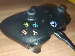 Actualizar/recuperar el firmware del mando (controlador) inalámbrico de la Xbox One (modelo 1708) en la PC