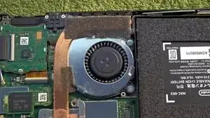 Despega con cuidado las dos piezas de espuma pegadas sobre el disipador y el ventilador.