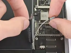 Desconexión de los cables de la antena del iPad Pro de 9,7"