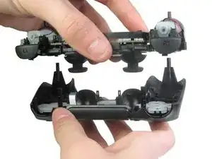 Desarmado del montaje de la placa base del DualShock 4