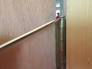 Cómo arreglar una bisagra de puerta que chirría