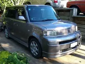 Reparación de Toyota bB (first gen)