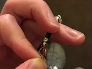Desmontaje de los auriculares Apple con control remoto y micrófono (Lightning Edition)