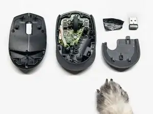 Apertura de la carcasa externa del ratón inalámbrico Logitech M170