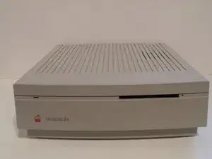 Desmontando la carcasa superior de Macintosh IIsi