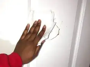Cómo arreglar una rotura en una puerta de madera