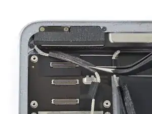 Desmontaje del cable de la antena derecha del iPad Pro de 9,7"
