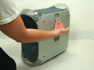Abriendo la carcasa de PowerMac G4 M5183