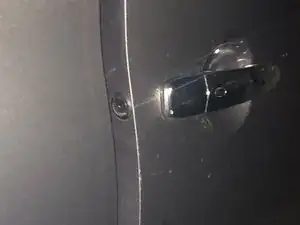 Cómo reparar un pestillo de puerta de coche atascado