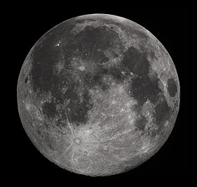 Lua cheia na escuridão do céu noturno. Ele é modelado com uma mistura de regiões de luz de tom mais escuro, e manchas irregulares, e espalhados com diferentes tamanhos de crateras de impacto, círculos cercado por raios jogado fora-de brilhante material ejetado.
