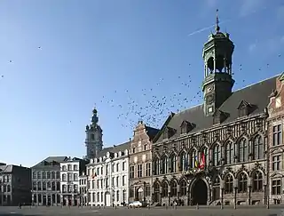 L'hôtel de ville et le beffroi