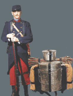 Un fantassin français en pantalon rouge et l'arme aux pieds, avec son barda posé à côté de lui