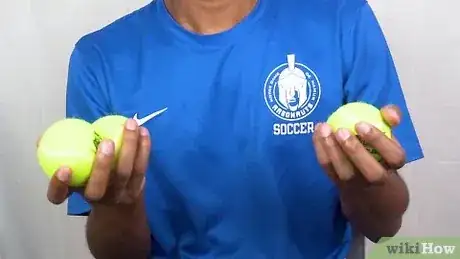 صورة عنوانها Juggle Three Balls Step 2