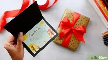 صورة عنوانها Wrap Books As a Gift Step 17