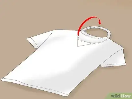 صورة عنوانها Cut a T Shirt Into a V Neck Step 6