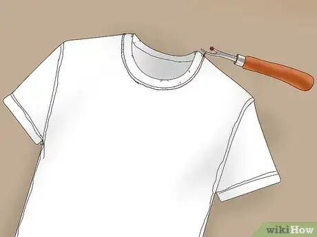 صورة عنوانها Cut a T Shirt Into a V Neck Step 5