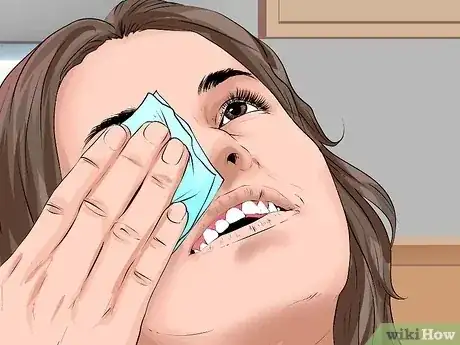 صورة عنوانها Heal a Scratched Cornea Step 14