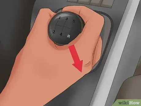 صورة عنوانها Drive a Car in Reverse Gear Step 4