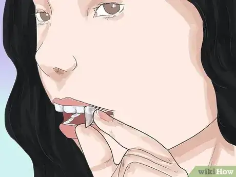 صورة عنوانها Apply Vampire Fangs Without Glue Step 10