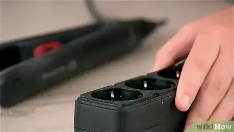 صورة عنوانها Clean a Flat Iron Step 2