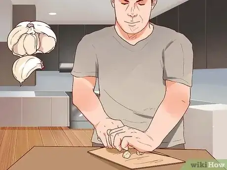 صورة عنوانها Remove Warts Naturally Using Garlic Step 3