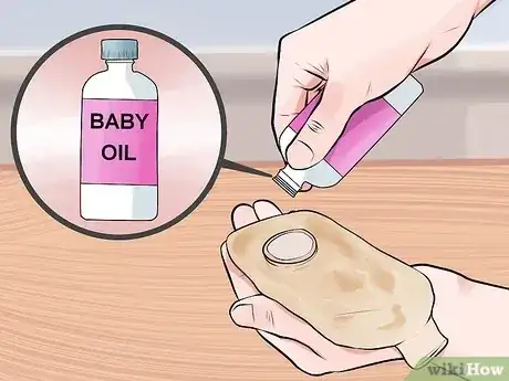 صورة عنوانها Change a Colostomy Bag Step 8