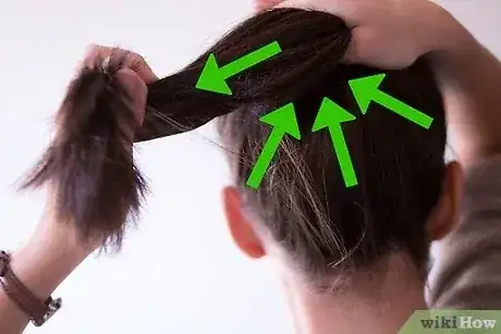 صورة عنوانها Make a Bun Step 7
