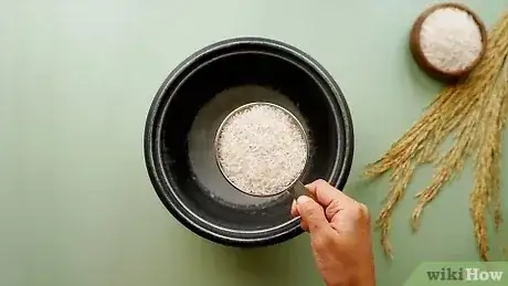 Gambar berjudul Cook Rice in a Rice Cooker Step 1