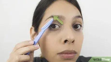 Gambar berjudul Shape Your Eyebrows with a Razor Step 3