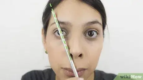 Gambar berjudul Shape Your Eyebrows with a Razor Step 10