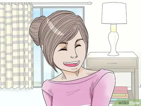 Gambar berjudul Flirt with a Guy Step 2