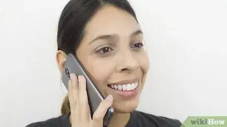 Gambar berjudul Shape Your Eyebrows with a Razor Step 13